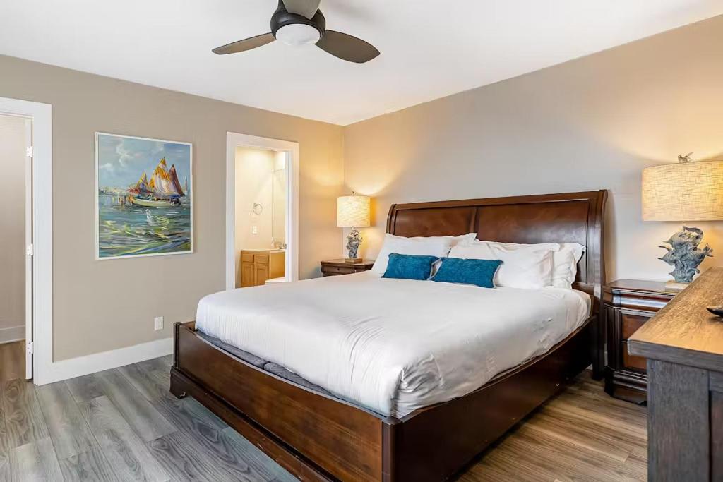 Beachside Oasis in Newport Beach Steps to Balboa Park, Pier, and The Fun Zone! view 4