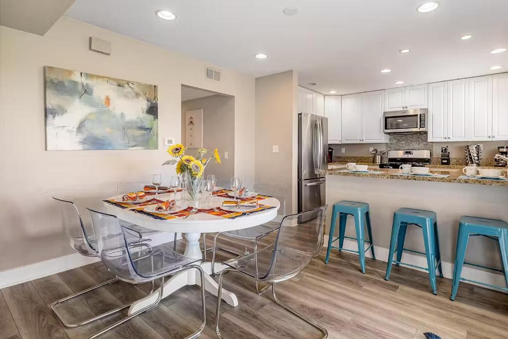 Beachside Oasis in Newport Beach Steps to Balboa Park, Pier, and The Fun Zone! view 5