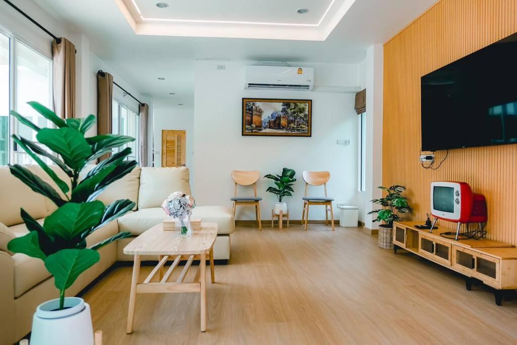 118 Pool Villa in town near CMU & Nimman