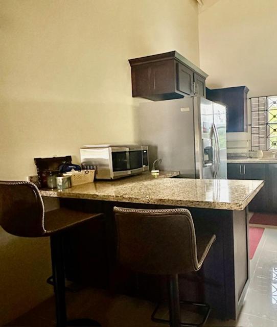 Dell's Exotic Haven, 2 bedrooms, 2 baths, pool, gym