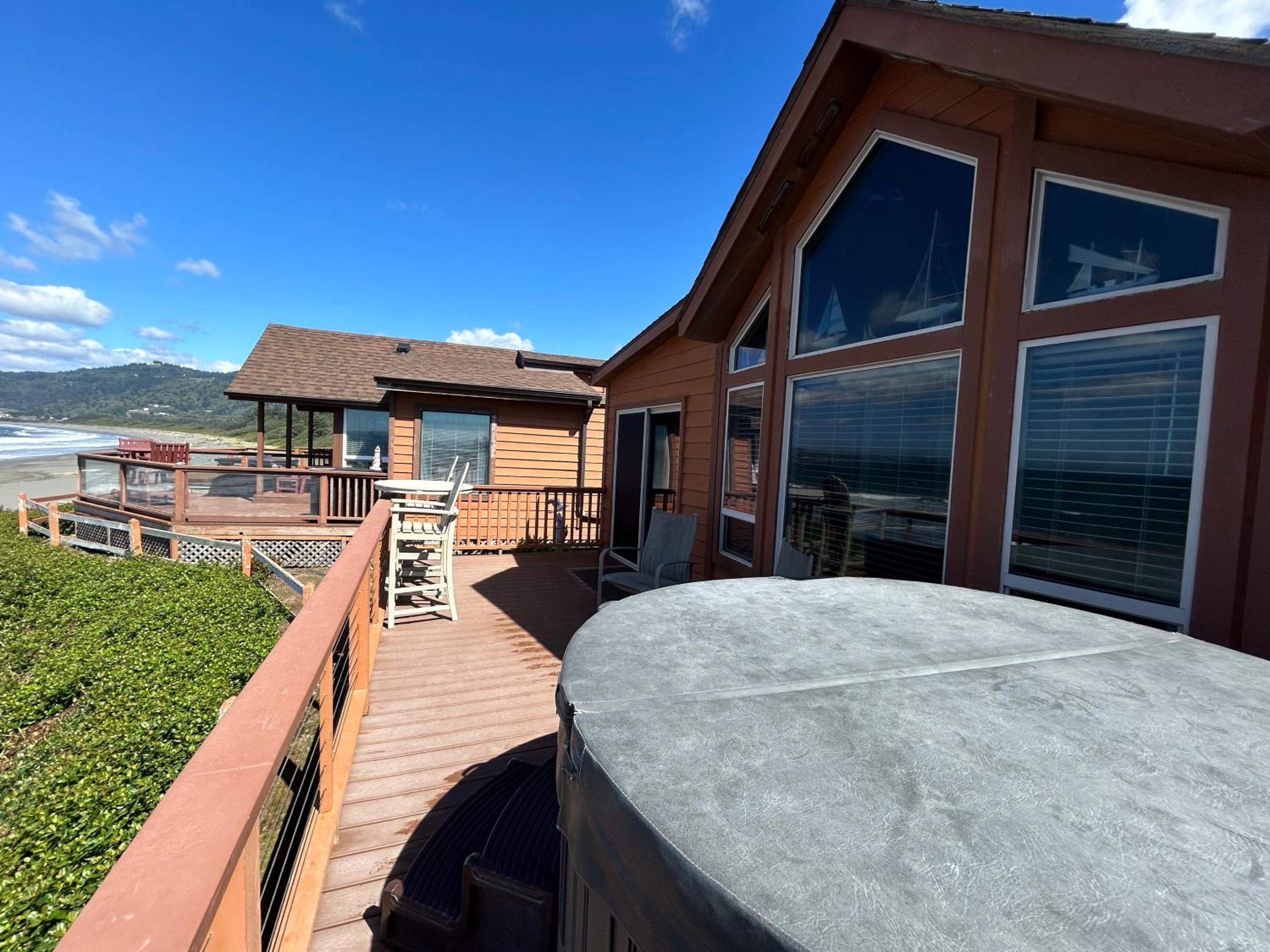 Oceanfront Cabin 9 with Jacuzzi & Awesome Views view 3