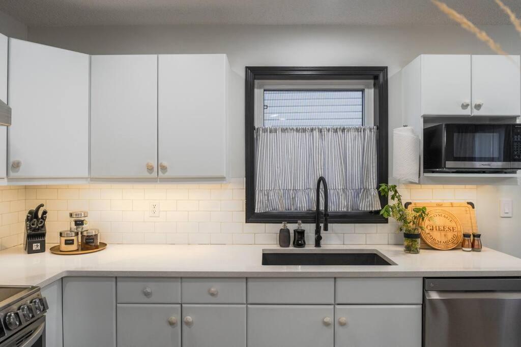 Cozy Modern Home by Edmonton Airport
