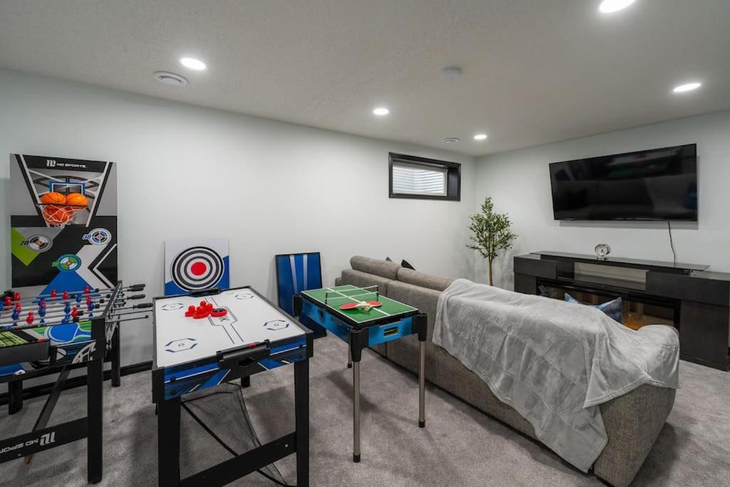 Cozy Modern Home by Edmonton Airport