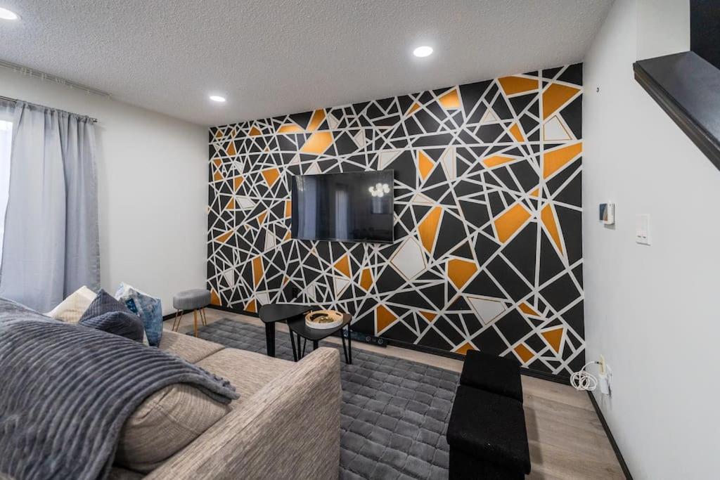 Cozy Modern Home by Edmonton Airport