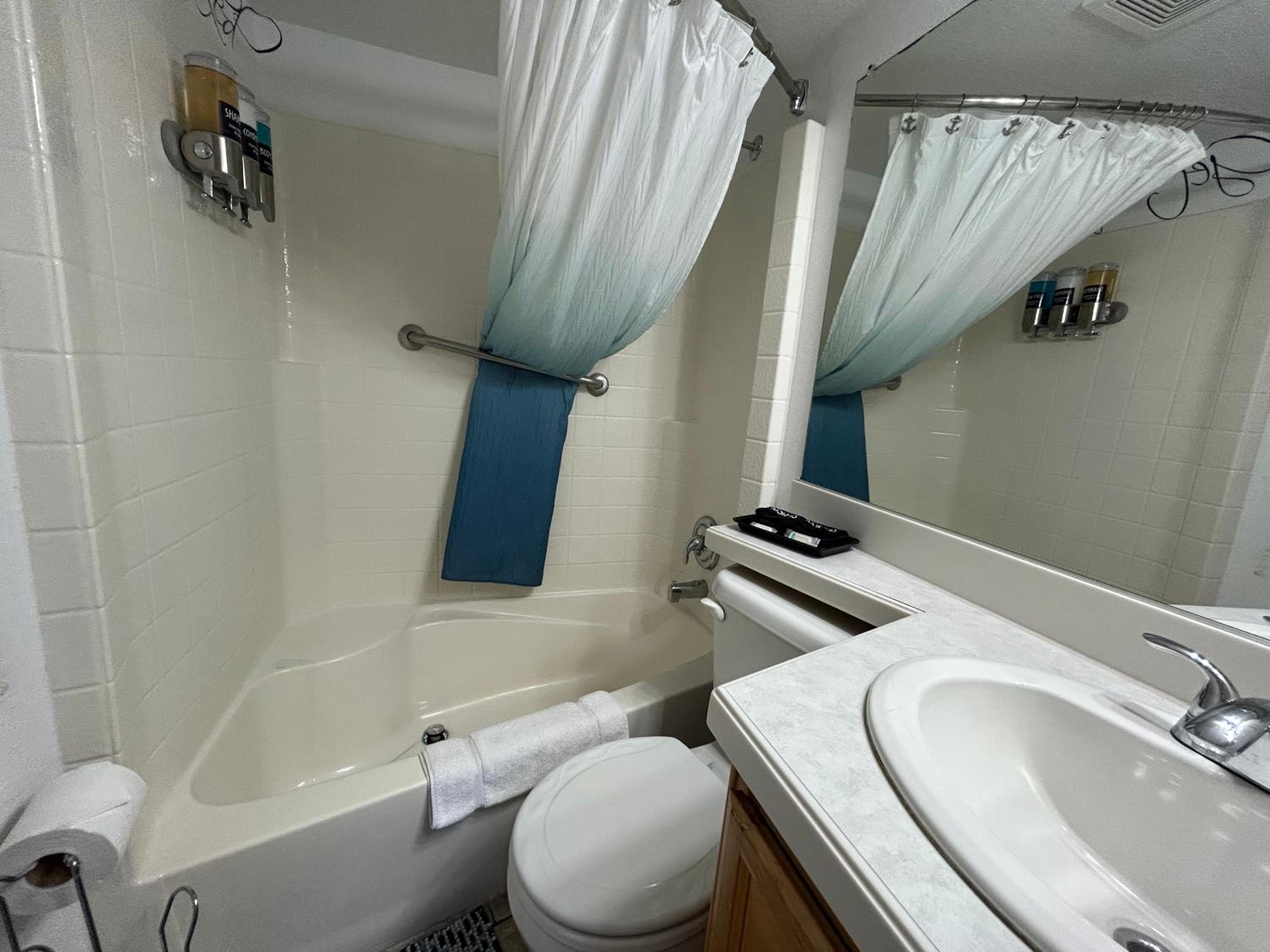Modern Ocean Cabin 27 Stylish Kitchen & Jacuzzi view 4