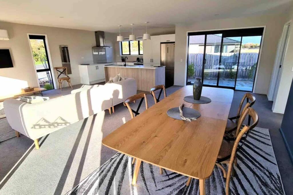 Miss Eastons Whare view 4