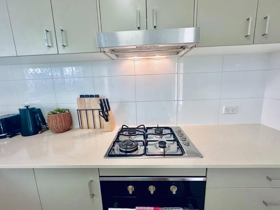 Modern Homely Townhouse with Pool Access & Free WIFI