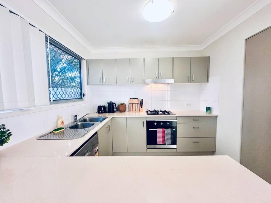 Modern Homely Townhouse with Pool Access & Free WIFI