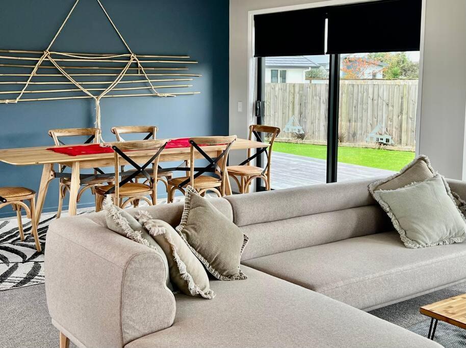 Miss Eastons Whare view 5