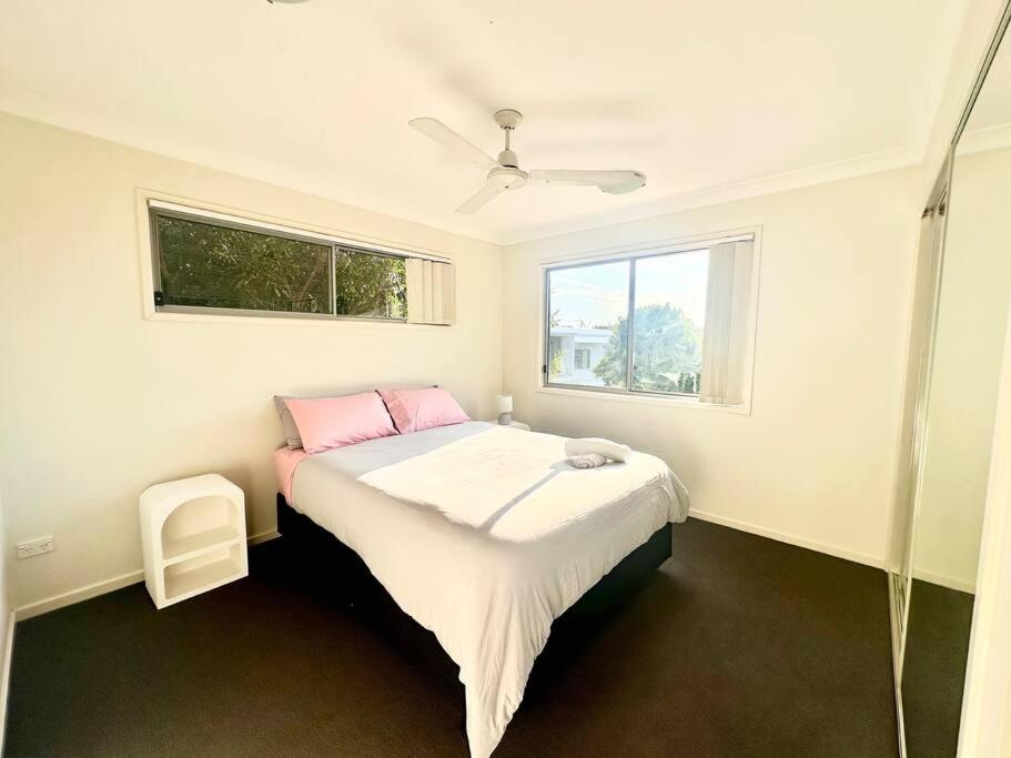 Calm Hideaway - Townhouse with Pool Access & Garage
