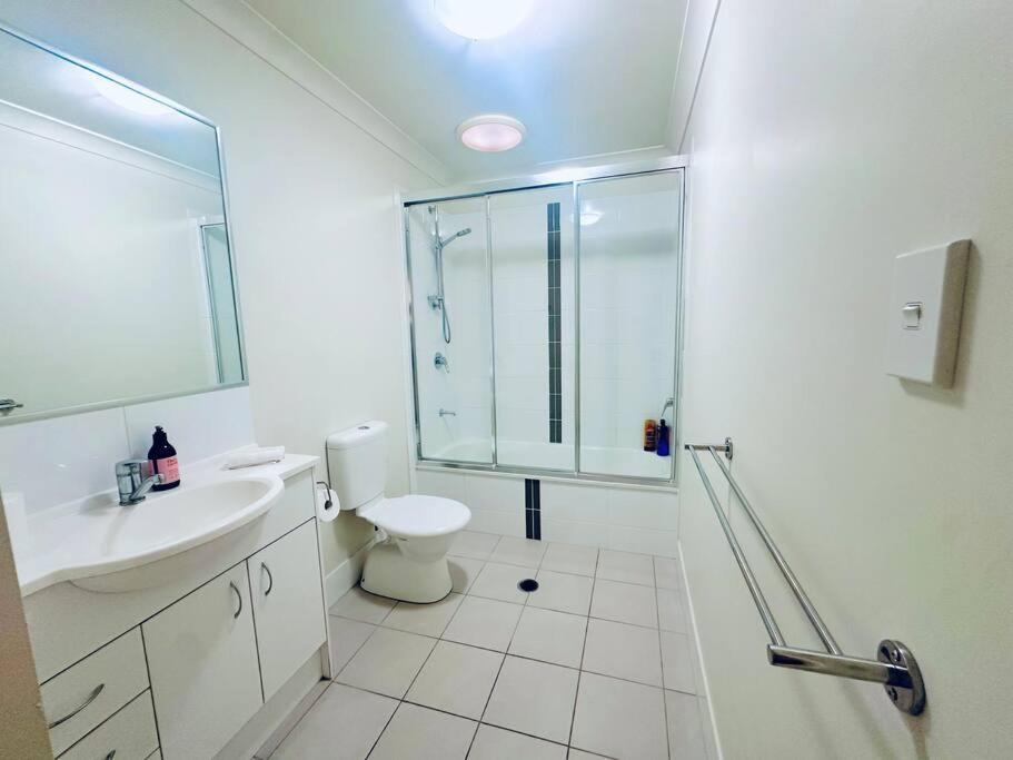 Calm Hideaway - Townhouse with Pool Access & Garage