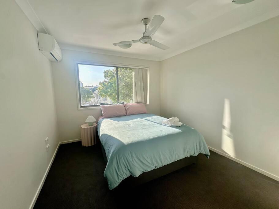 Calm Hideaway - Townhouse with Pool Access & Garage