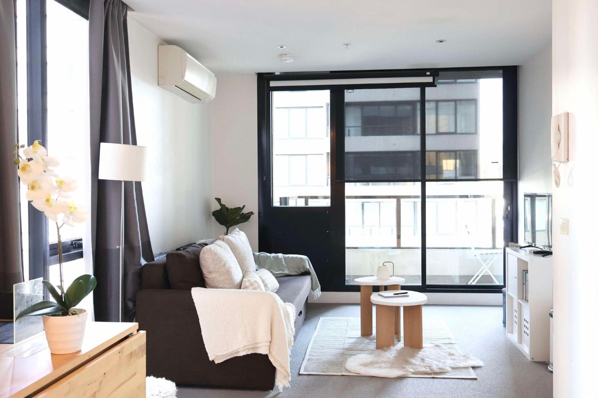 Entire 1 BR Southbank Apartment - Gym Pool Sauna 1 step to Crown Casino