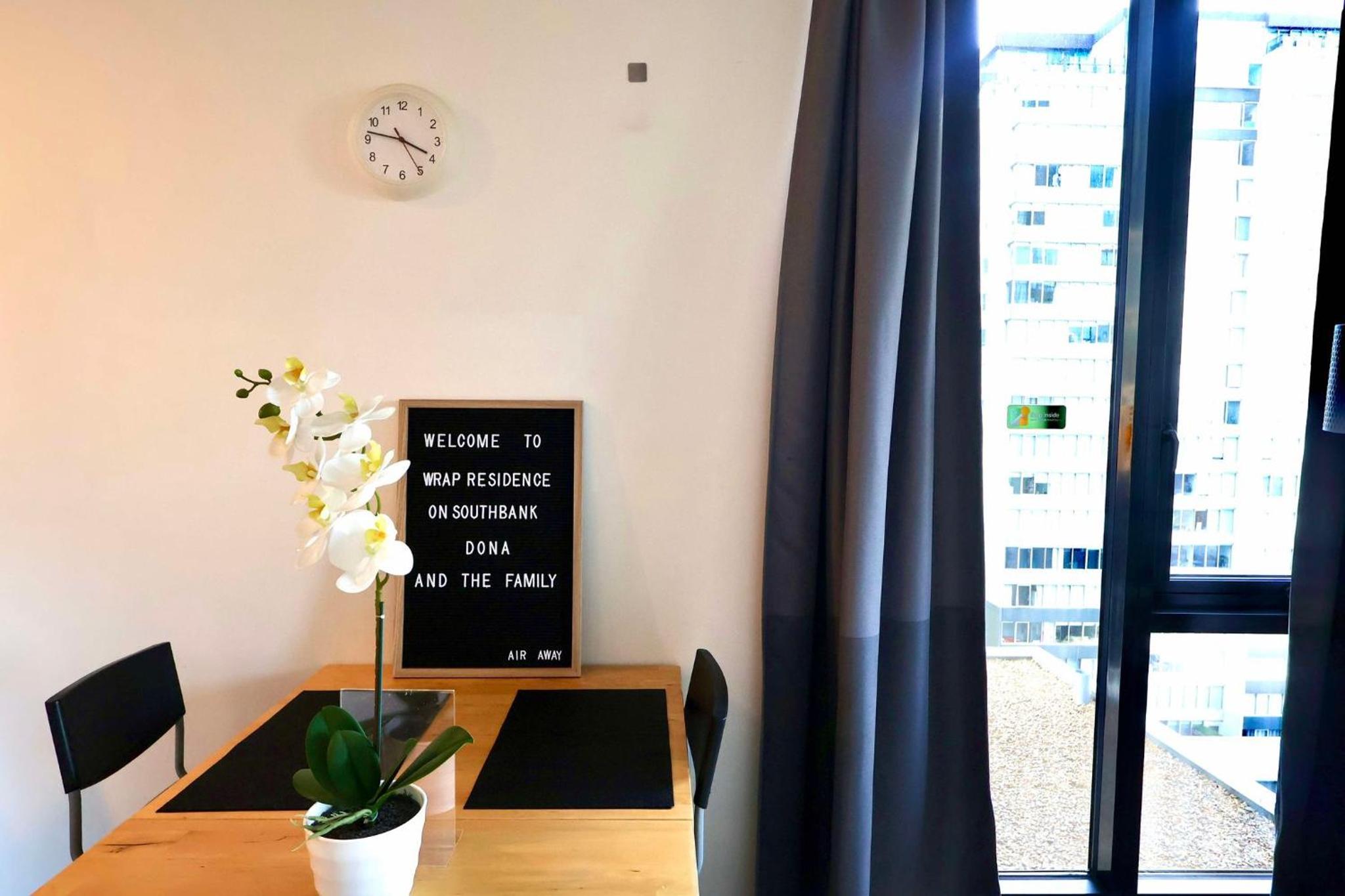 Entire 1 BR Southbank Apartment - Gym Pool Sauna 1 step to Crown Casino