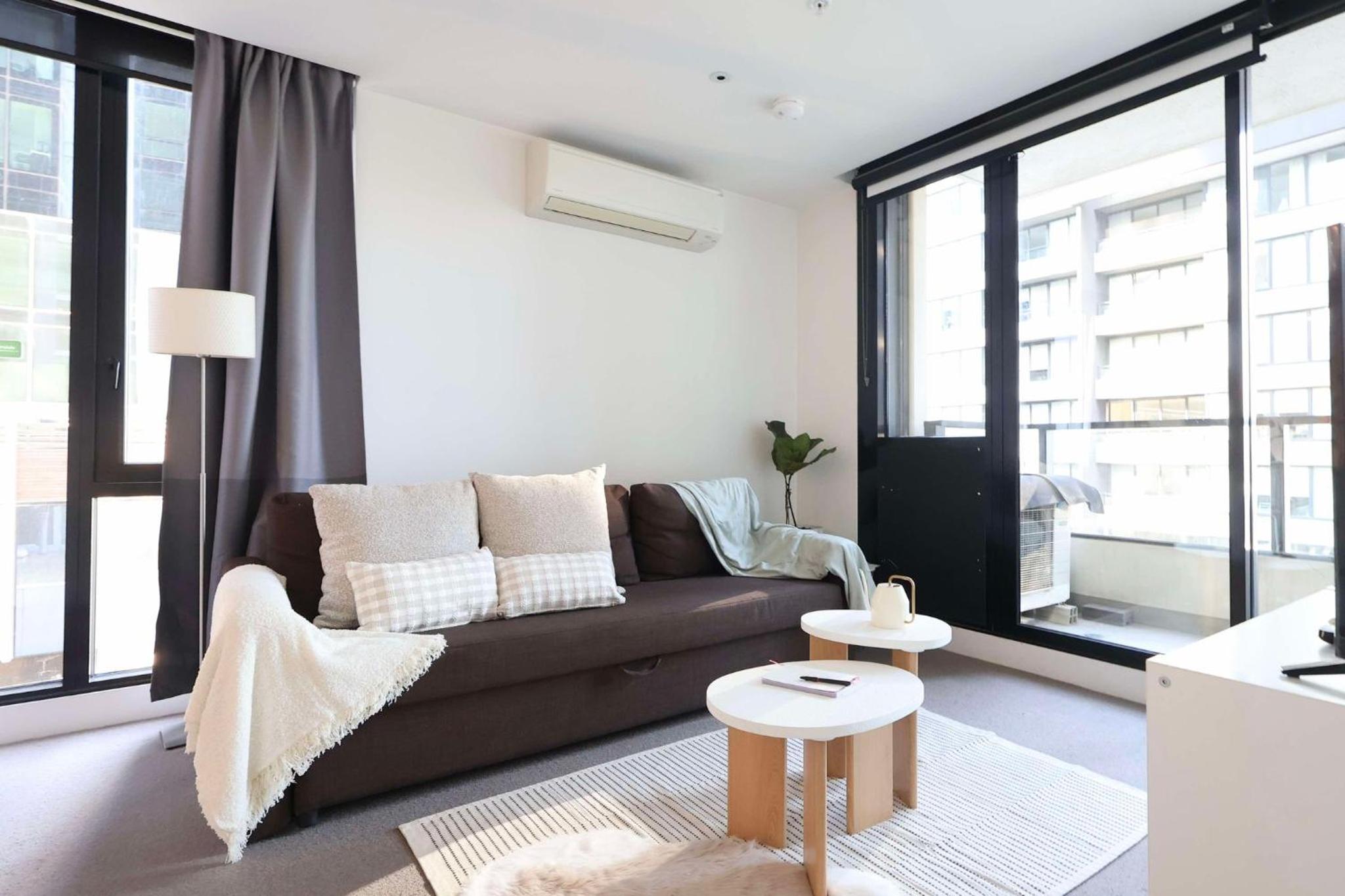 Entire 1 BR Southbank Apartment - Gym Pool Sauna 1 step to Crown Casino