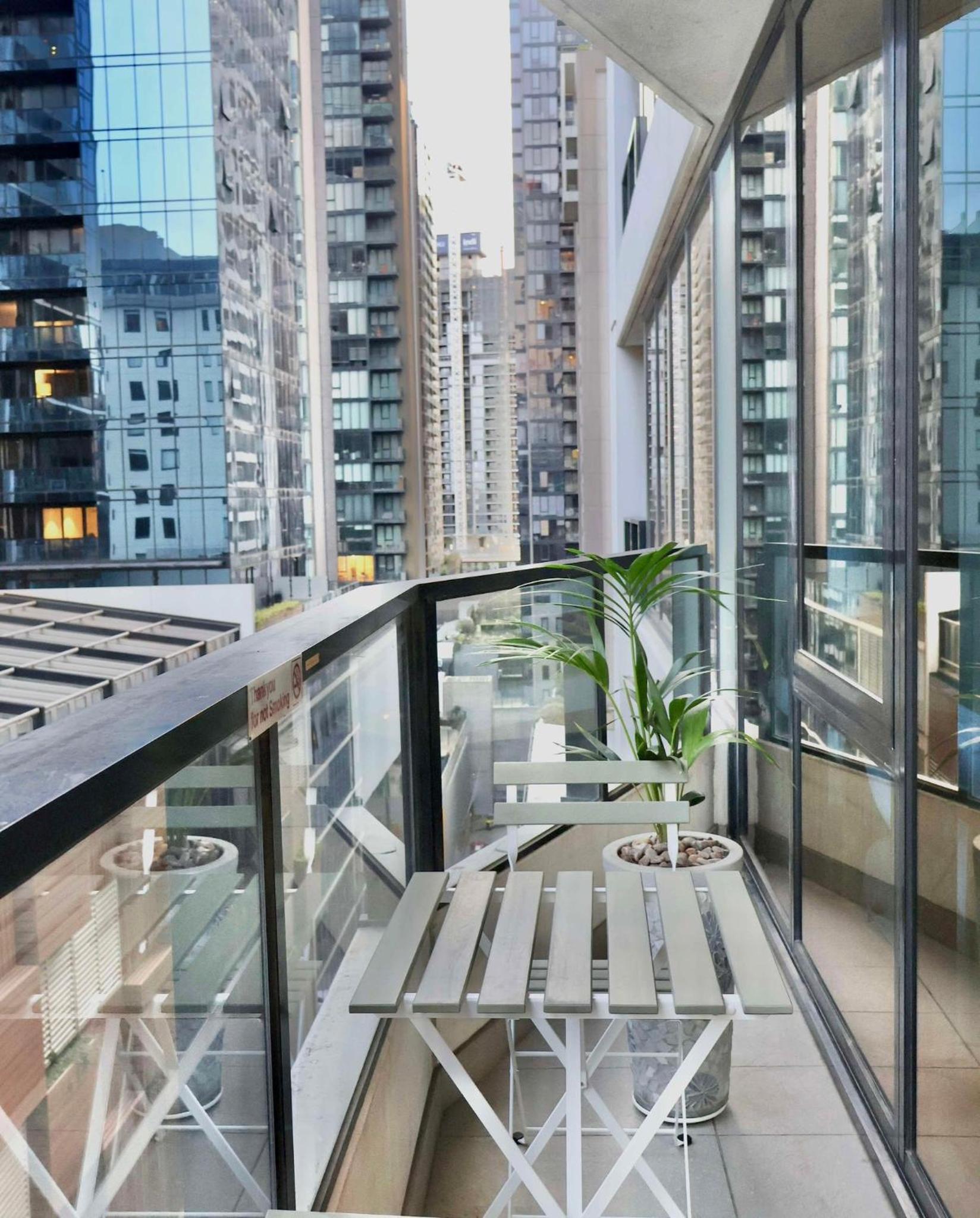 Entire 1 BR Southbank Apartment - Gym Pool Sauna 1 step to Crown Casino