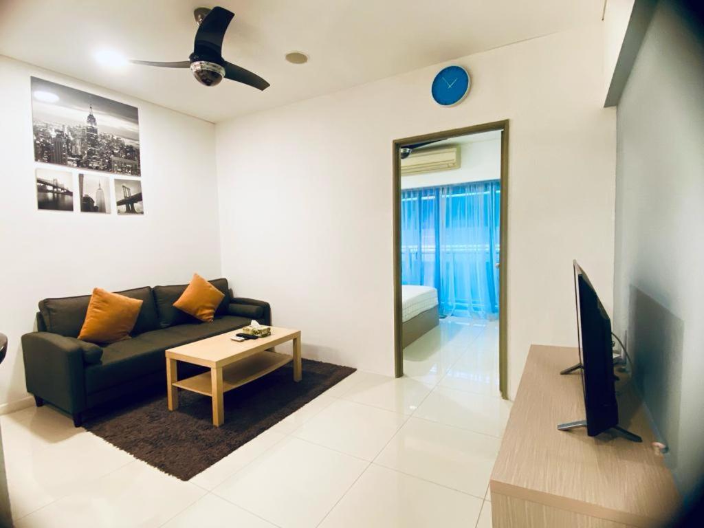 Bmchomes Mercu summer suite