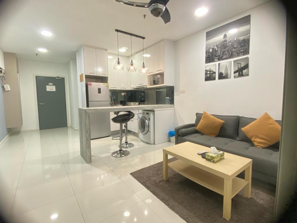 Bmchomes Mercu summer suite