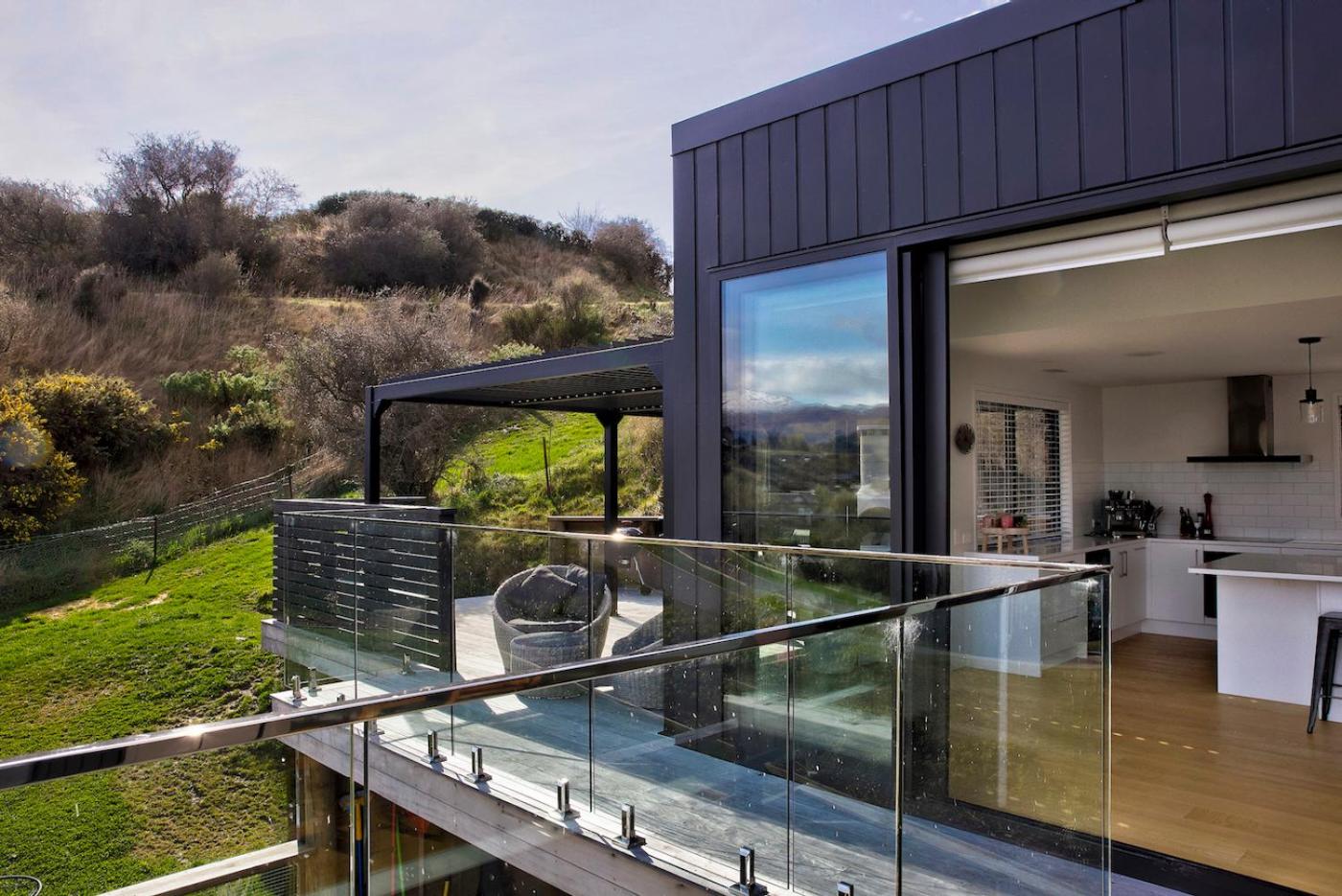 Heaven on Noble - Roof top swimming pool - Luxury family home view 3