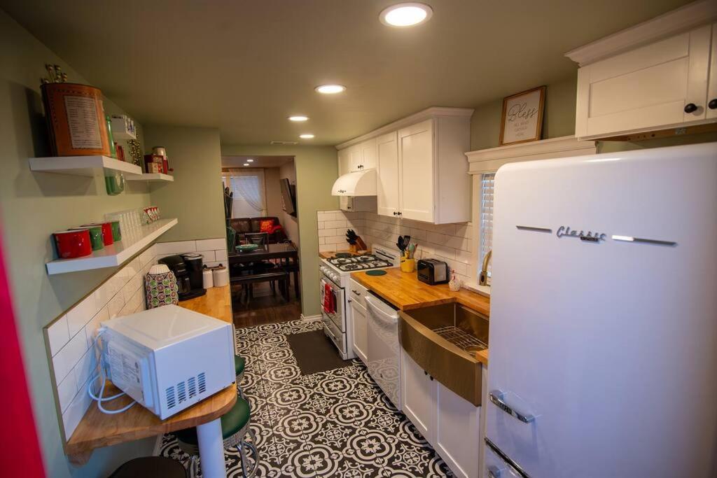 Ralphie's House Chickasha - Fiber WIFI - 4 Bedroom! view 2