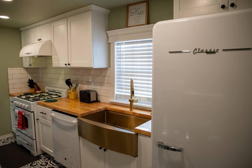 Ralphie's House Chickasha - Fiber WIFI - 4 Bedroom! view 3