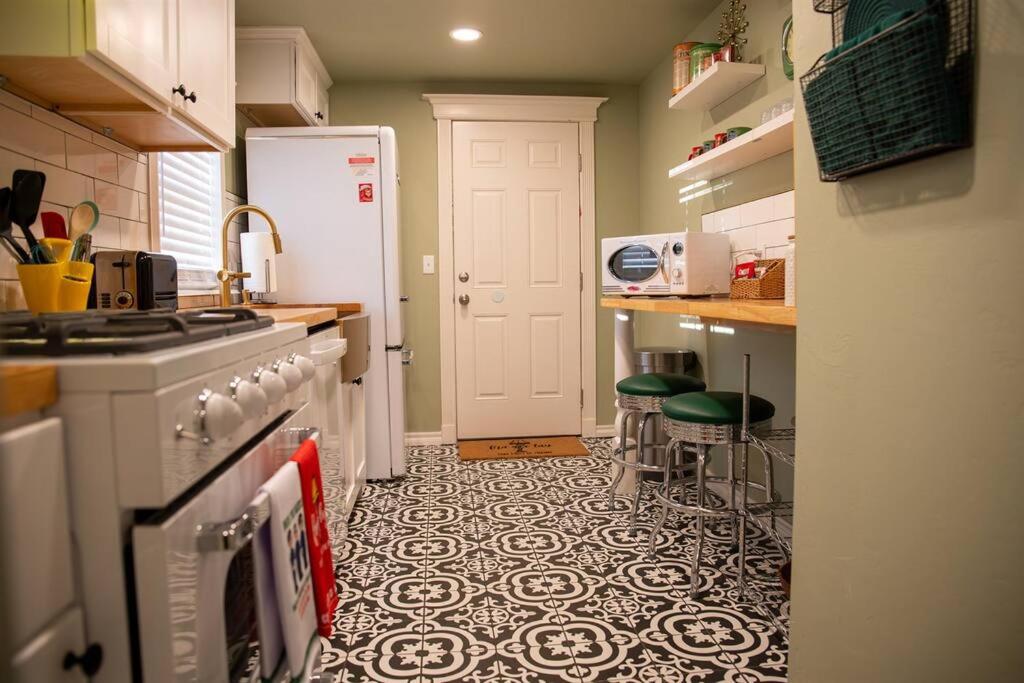 Ralphie's House Chickasha - Fiber WIFI - 4 Bedroom! view 4