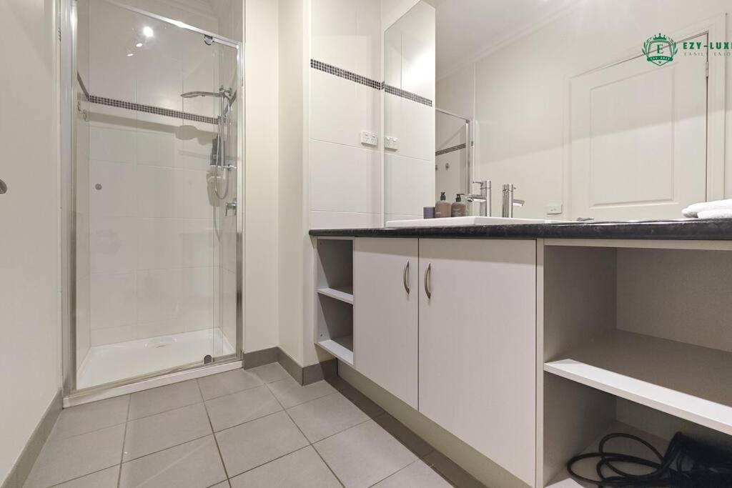 Balwyn Luxury 5BR Mansion with Cinema & BBQ