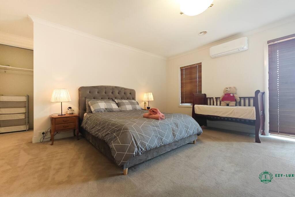Balwyn Luxury 5BR Mansion with Cinema & BBQ