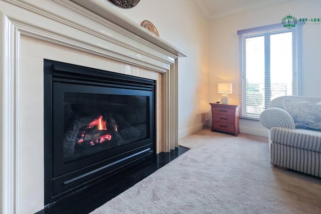 Balwyn Luxury 5BR Mansion with Cinema & BBQ