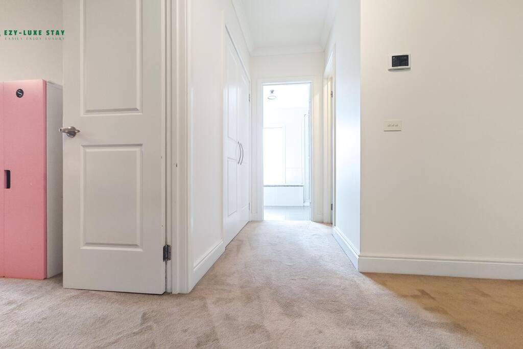Balwyn Luxury 5BR Mansion with Cinema & BBQ