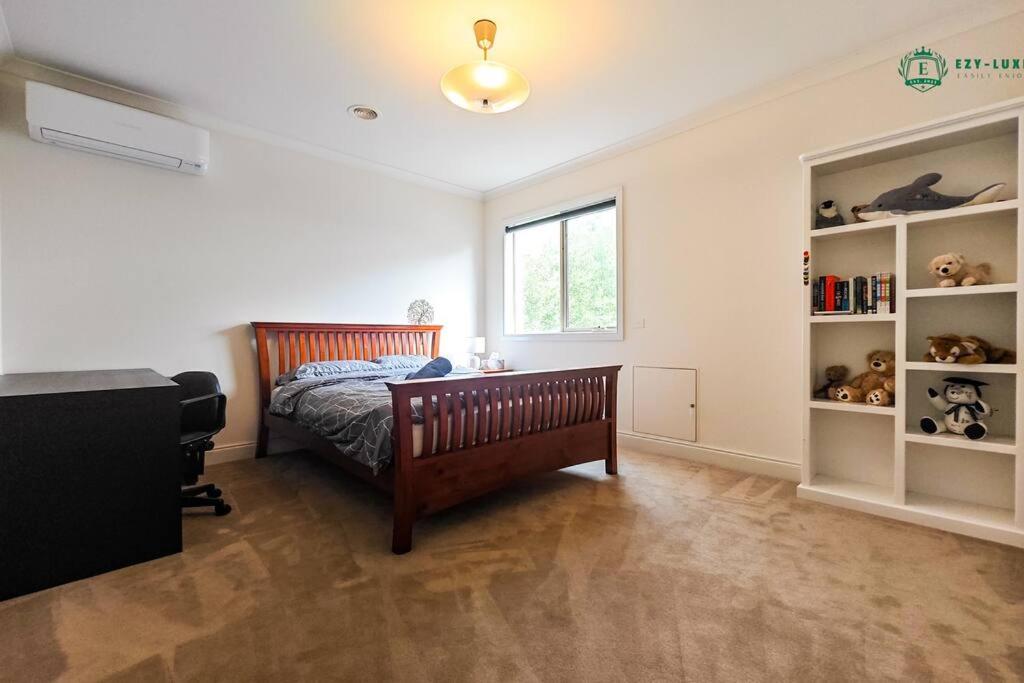 Balwyn Luxury 5BR Mansion with Cinema & BBQ