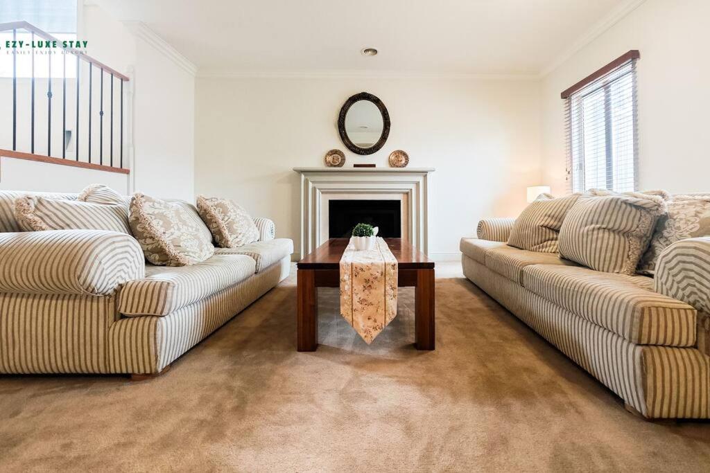 Balwyn Luxury 5BR Mansion with Cinema & BBQ