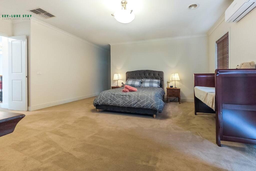 Balwyn Luxury 5BR Mansion with Cinema & BBQ