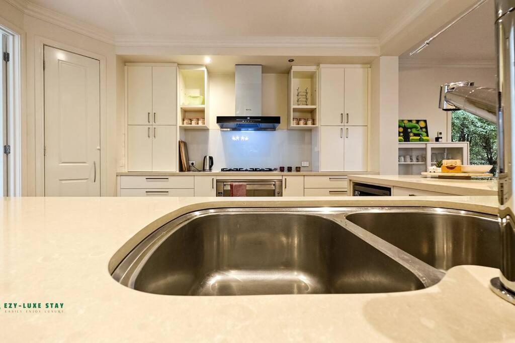 Balwyn Luxury 5BR Mansion with Cinema & BBQ