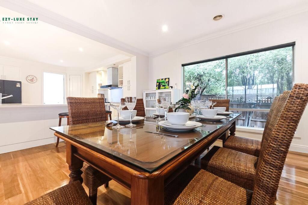 Balwyn Luxury 5BR Mansion with Cinema & BBQ