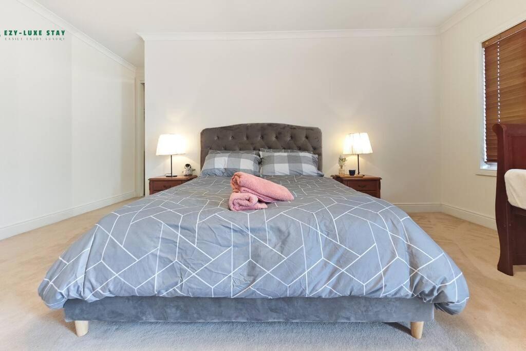 Balwyn Luxury 5BR Mansion with Cinema & BBQ