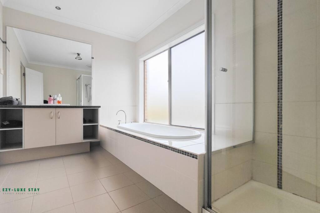 Balwyn Luxury 5BR Mansion with Cinema & BBQ