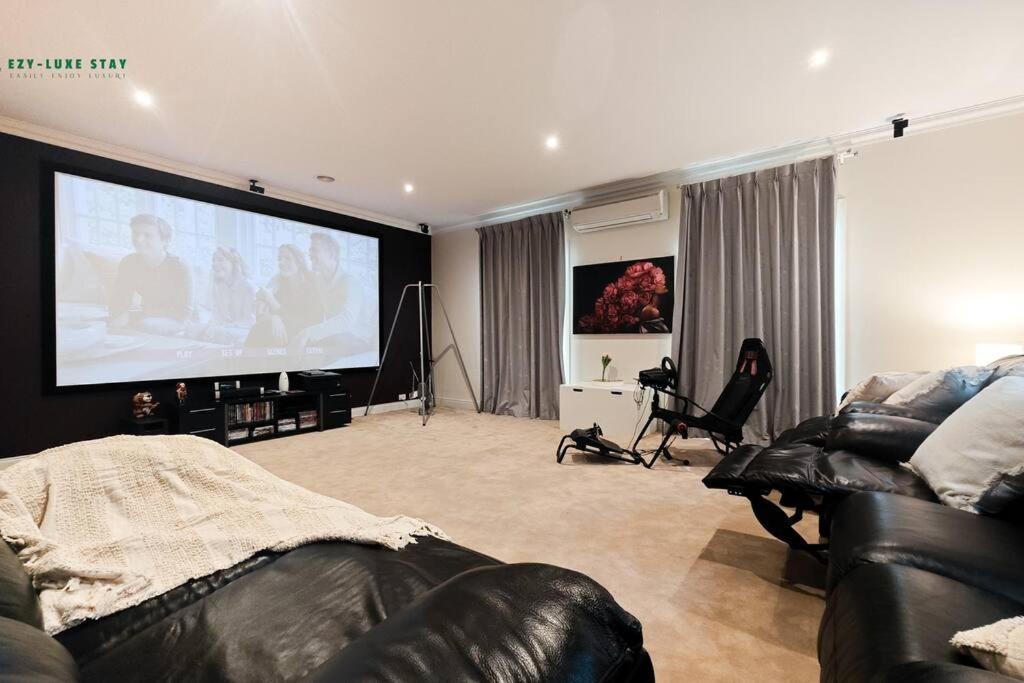 Balwyn Luxury 5BR Mansion with Cinema & BBQ