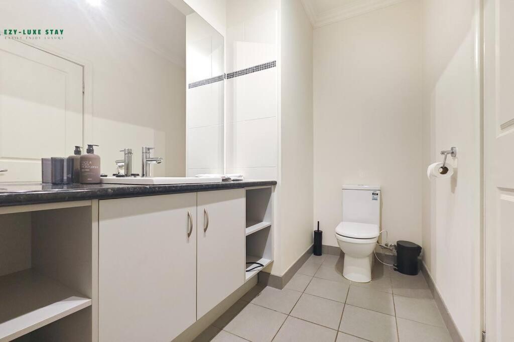 Balwyn Luxury 5BR Mansion with Cinema & BBQ
