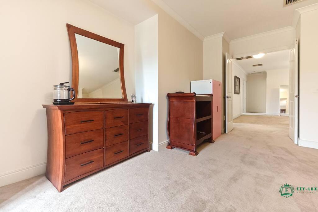 Balwyn Luxury 5BR Mansion with Cinema & BBQ