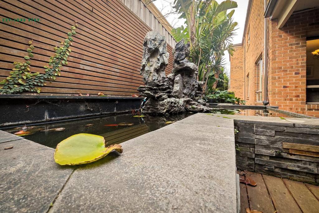 Balwyn Luxury 5BR Mansion with Cinema & BBQ