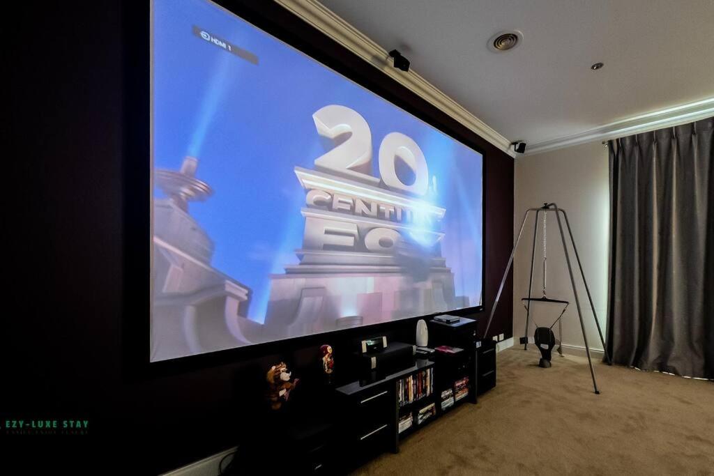 Balwyn Luxury 5BR Mansion with Cinema & BBQ