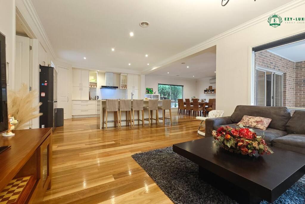 Balwyn Luxury 5BR Mansion with Cinema & BBQ