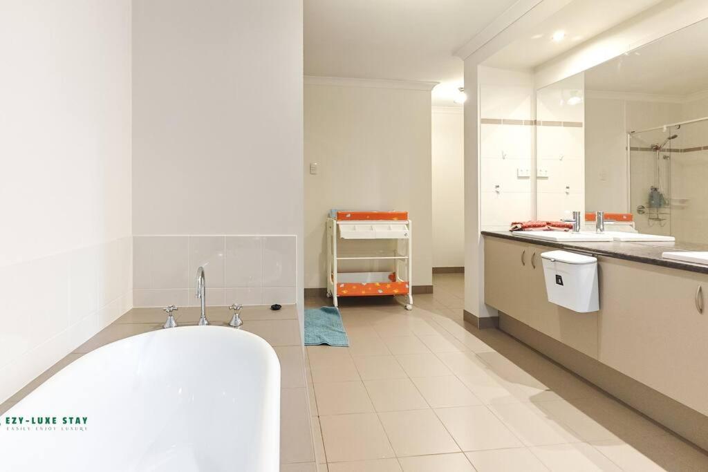Balwyn Luxury 5BR Mansion with Cinema & BBQ