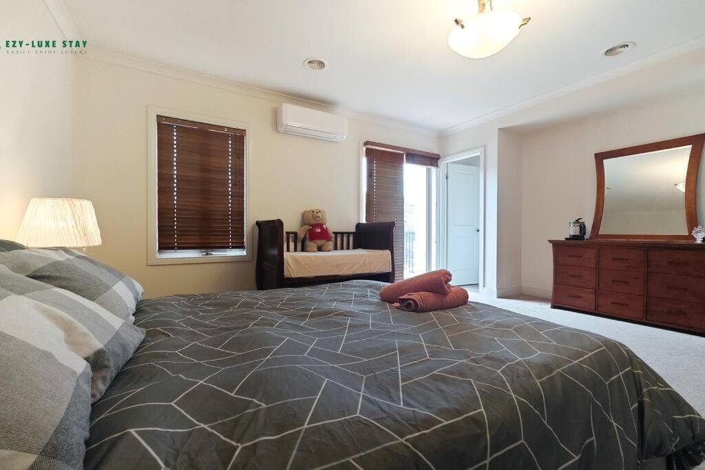 Balwyn Luxury 5BR Mansion with Cinema & BBQ