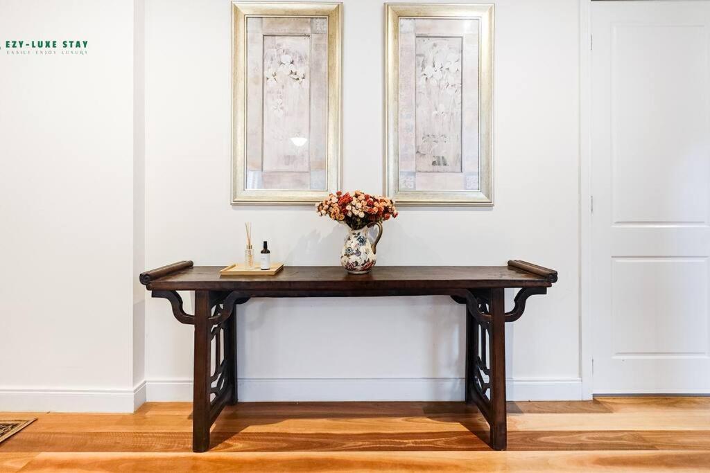 Balwyn Luxury 5BR Mansion with Cinema & BBQ