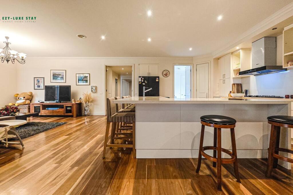 Balwyn Luxury 5BR Mansion with Cinema & BBQ