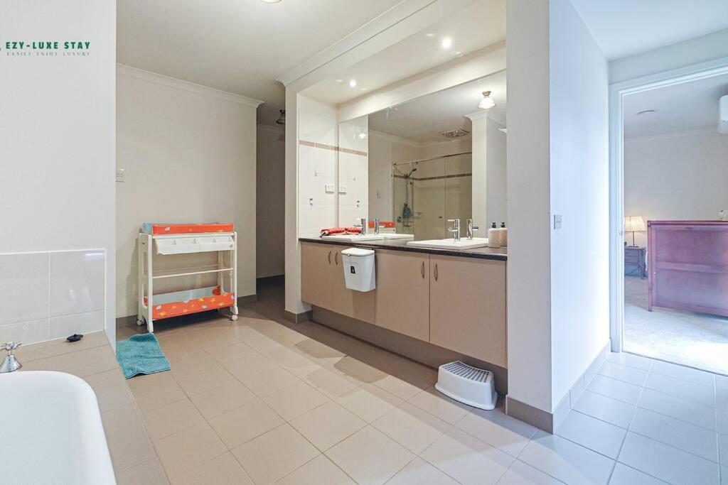 Balwyn Luxury 5BR Mansion with Cinema & BBQ