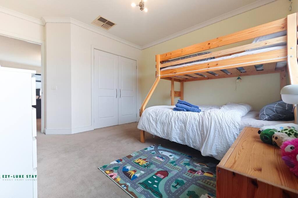 Balwyn Luxury 5BR Mansion with Cinema & BBQ