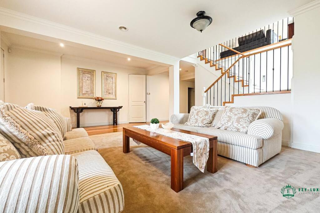 Balwyn Luxury 5BR Mansion with Cinema & BBQ